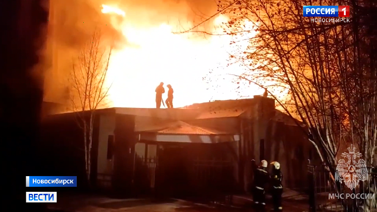Крупный пожар в заброшенном здании ликвидировали в Новосибирске