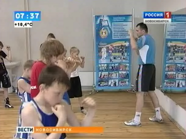 Новосибирский боксер-профессионал Денис Инкин провел для юных спортсменов мастер-класс