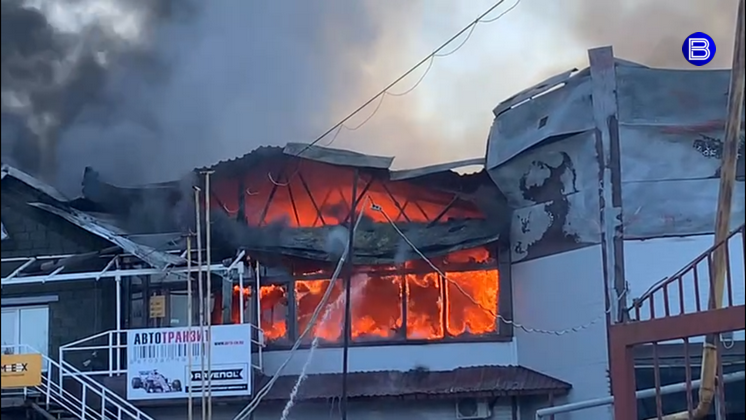 В Новосибирске потушили крупный пожар в офисно-складском здании