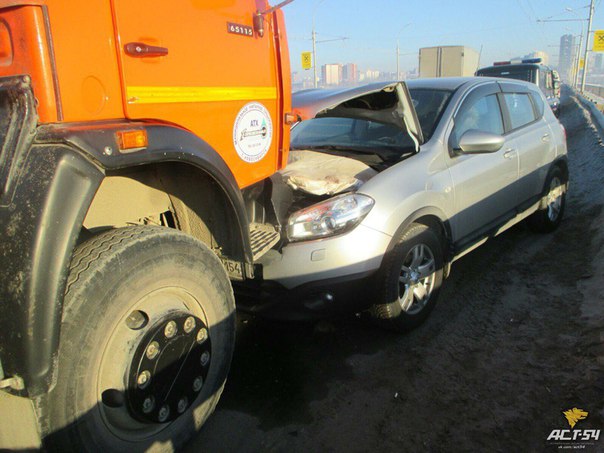 Лобовое ДТП с КамАЗом на Димитровском мосту спровоцировало транспортный коллапс в Левобережье Новосибирска