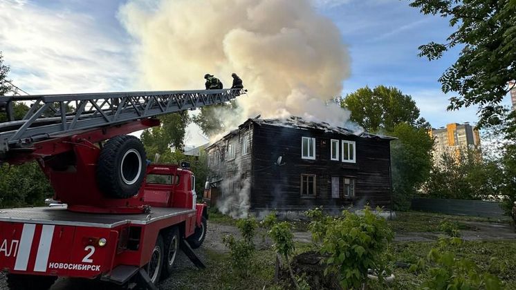 В Новосибирске пожарные спасли троих человек из горящего двухэтажного дома