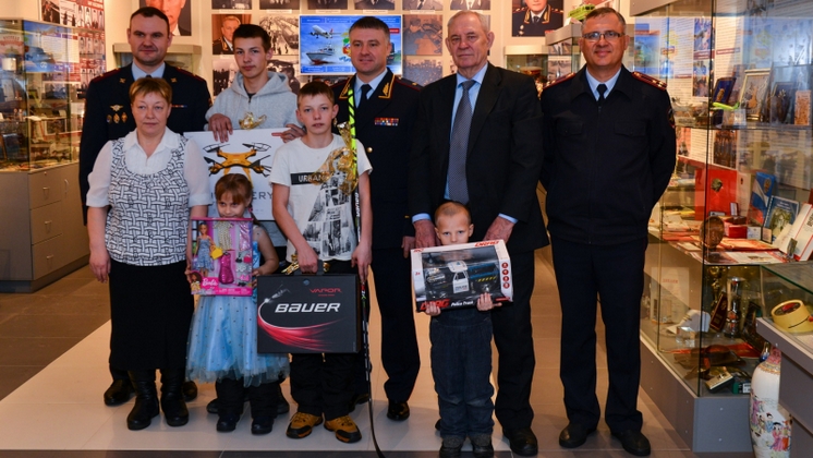 Полицейские исполнили мечту новосибирского школьника из многодетной семьи