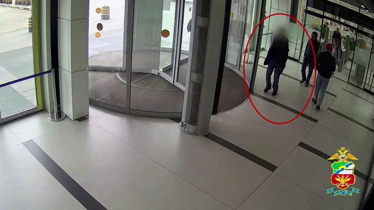 В новосибирском аэропорту мужчина украл поясную сумку у авиапассажира