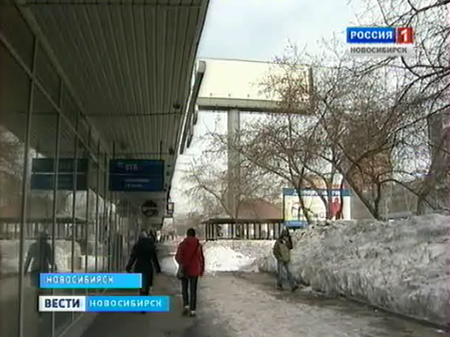 Жители Новосибирска просят убрать от их дома рекламный щит