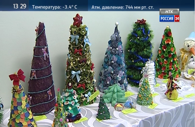    Ёлки из подручных материалов делают умельцы Новосибирска