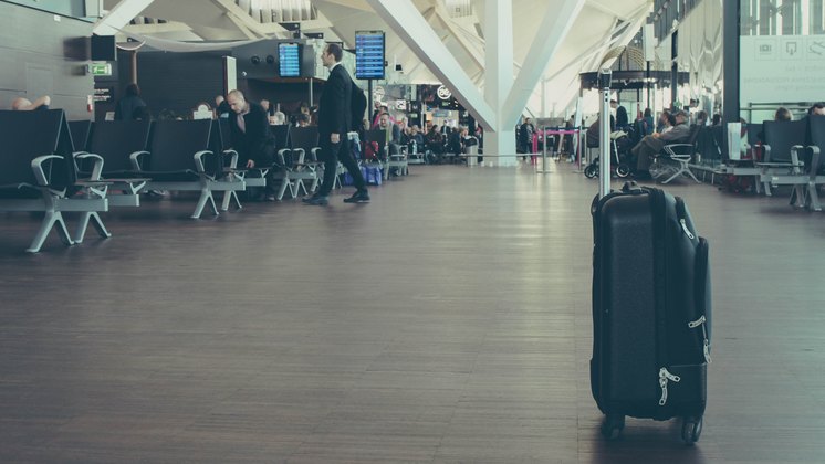 В новосибирском аэропорту Толмачево таксист украл чемодан с деньгами у спящего мужчины