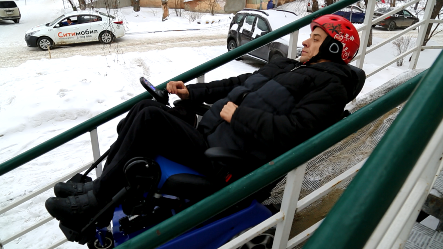 Продвинутая инвалидная коляска с трудом заехала на пандус в Новосибирске
