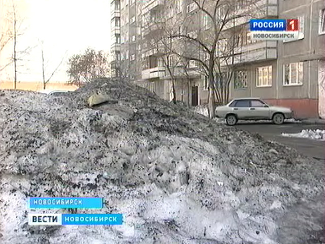 Снег тает, его вывозят, а сугробы во многих дворах Новосибирска остаются