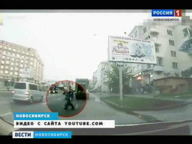 В Новосибирске неизвестный гражданин выбросил на проезжую часть проспекта Димитрова мертвое тело