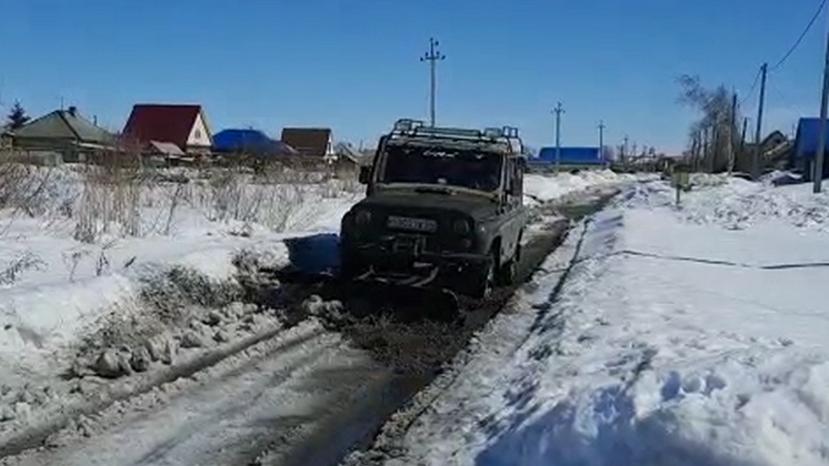 Житель Барабинска переоборудовал свой автомобиль и чистит улицы от снега