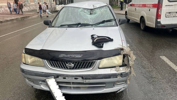 Новосибирец потерял ботинки после наезда автомобиля на пешеходном переходе