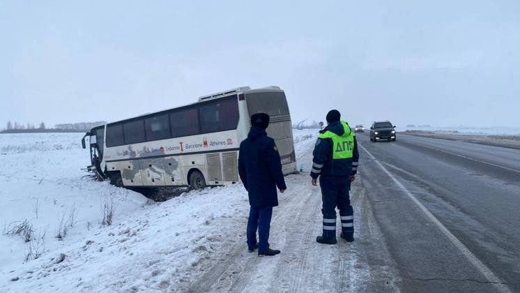 Шесть человек пострадали в массовом ДТП с автобусом под Новосибирском