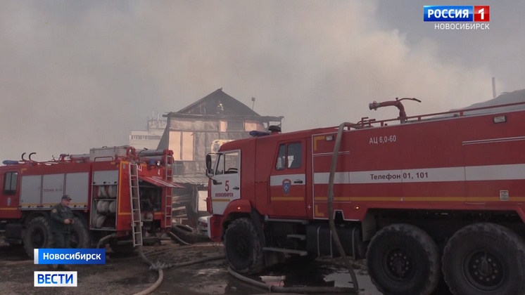 В Новосибирске произошёл крупный пожар на складе магазина автозапчастей