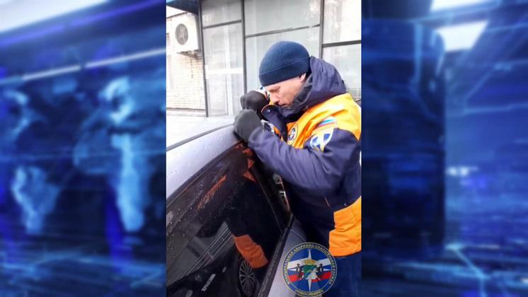 В Новосибирске двухлетнего малыша спасли из запертого автомобиля