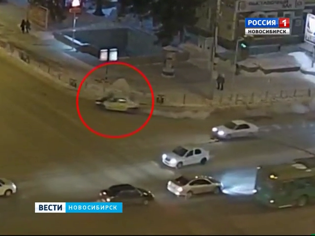 В Новосибирске таксист провез автоинспектора на капоте