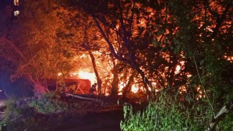 В Новосибирске два человека погибли в сгоревшем заброшенном здании