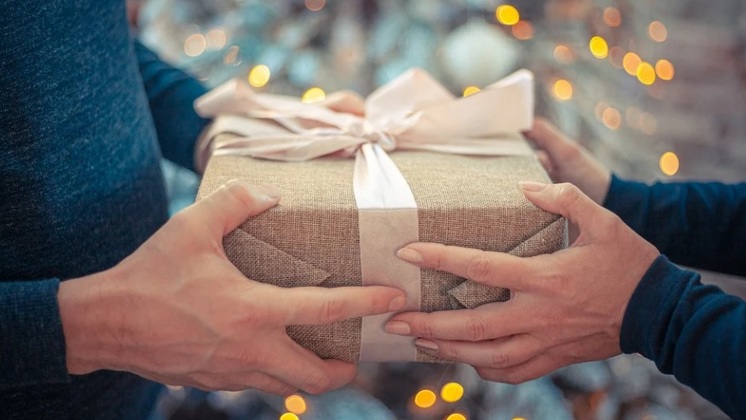 Идеи бюджетных подарков на Новый год и Рождество друзьям и близким