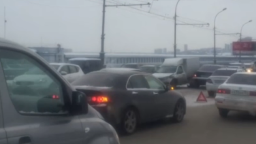Октябрьский мост в Новосибирске «встал» из-за ДТП с пятью машинами