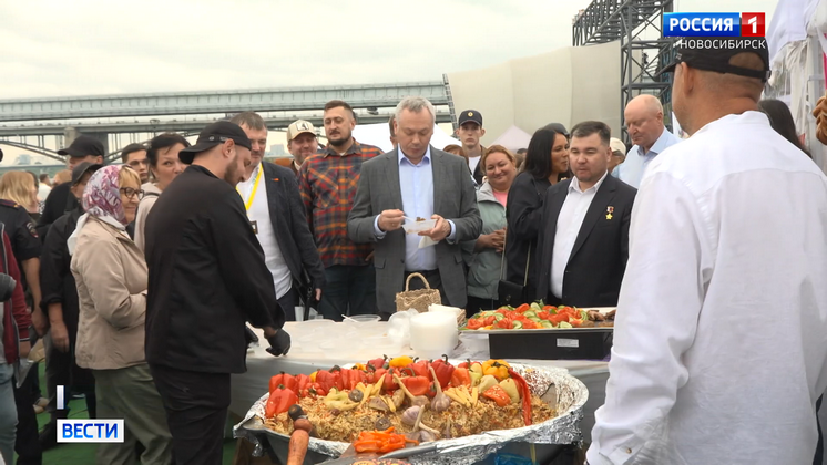 Губернатор Андрей Травников оценил новосибирскую продукцию на гастрофестивале