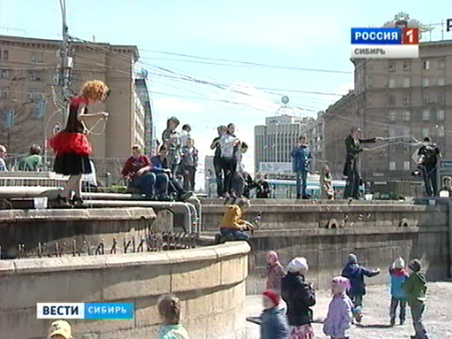 В Первомайском сквере Новосибирска в минувшие выходные прошло шоу мыльных пузырей