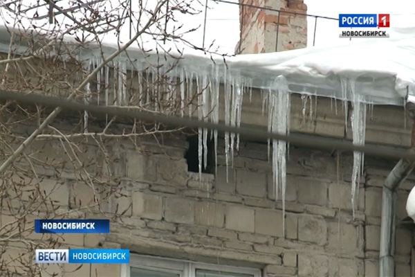Коммунальщиков обязали очистить крыши домов от снега до 10 марта