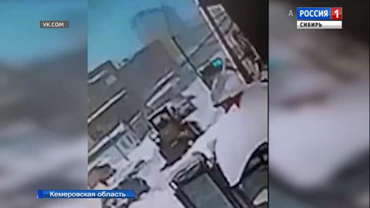 Тракторист насмерть сбил женщину во время уборки снега в Шерегеше