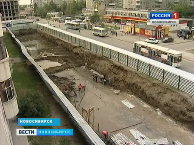 Новосибирцев беспокоит строительный котлован рядом с их домом