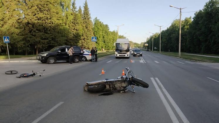 В Новосибирске водитель мотоцикла сбил велосипедиста на пешеходном переходе