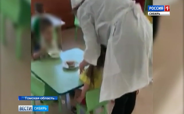 В интернет попало видео из Томской области, где воспитатель силой пытается накормить детей