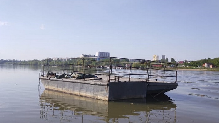 Новосибирские спасатели ловили на воде плавучий причал