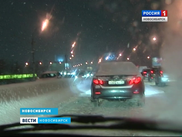 Снегопады серьезно осложнили дорожную обстановку в Новосибирской области