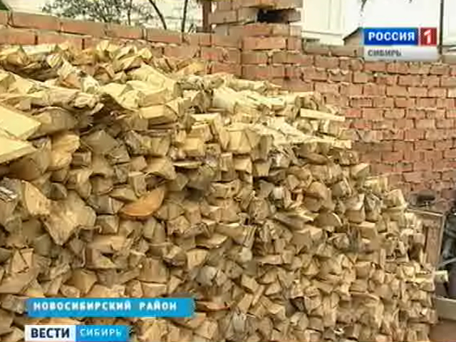 Сибиряки заготавливают дрова для отопительного сезона