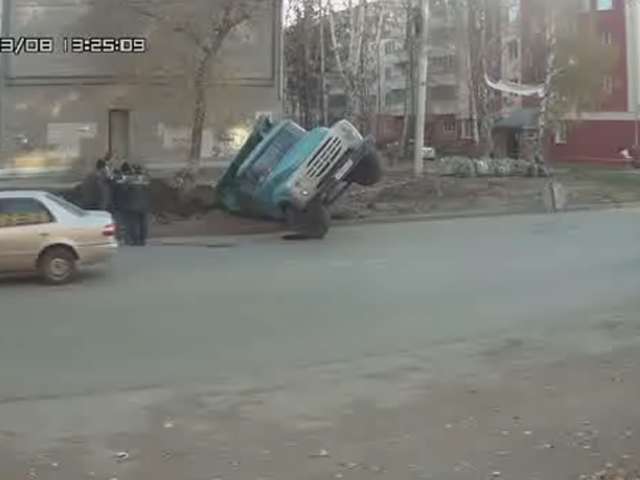 В Новосибирске грузовик провалился под землю, засыпая теплотрассу
