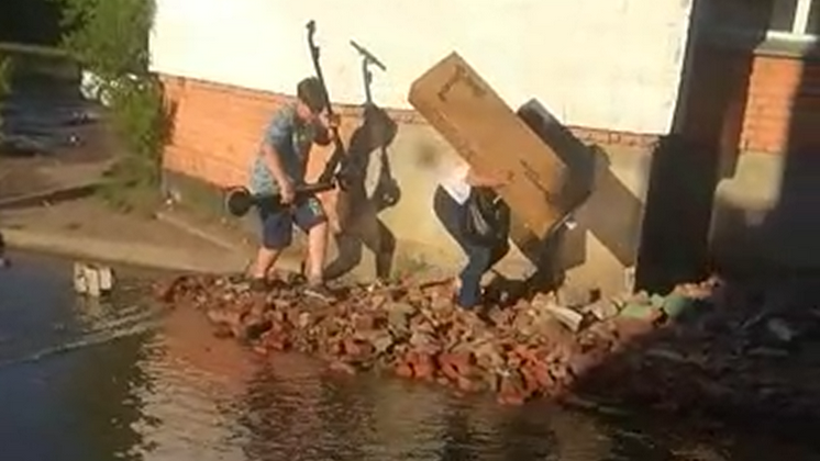Жители Новосибирска вынуждены обходить огромную лужу по кучам строительного мусора