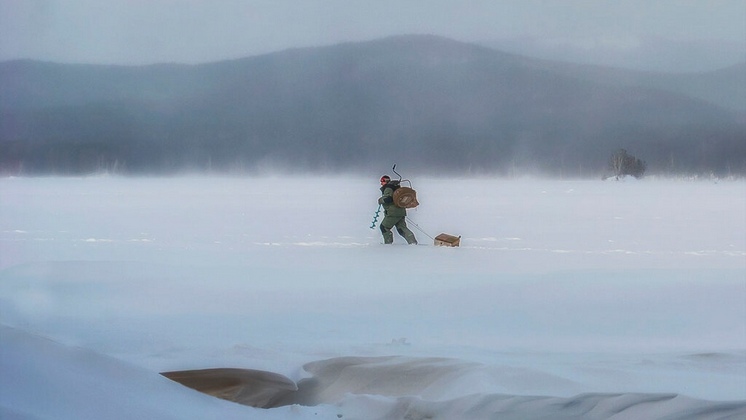 Спасатели просят новосибирцев не рыбачить на льду в морозы