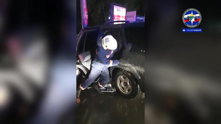 В Новосибирске двух человек спасли из разбившегося автомобиля