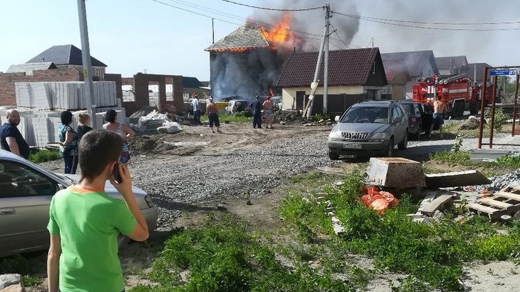 В Новосибирске из-за урагана загорелась крыша дома
