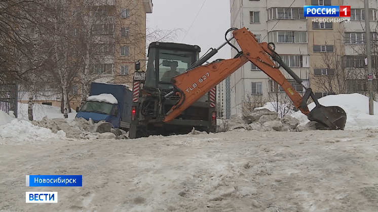 В Новосибирске начали расчищать от снега территории около школ и детских садов