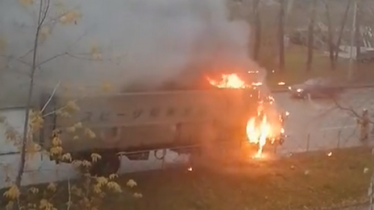 Загорелся грузовик во время движения в Новосибирске