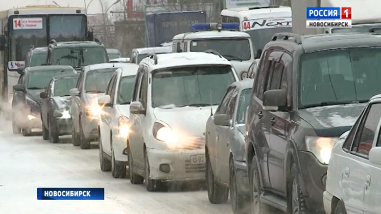 Из-за снегопада и ДТП Новосибирск встал в одной большой пробке
