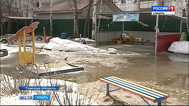 Талой водой в Томске подтопило территорию детского сада