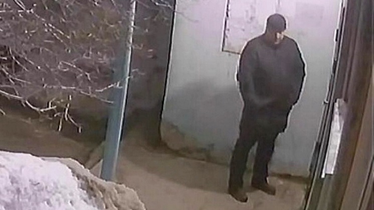 Полицейские Новосибирска разыскивают мужчину за избиение незнакомца в подъезде