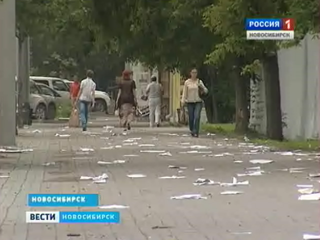 Сегодня улицу Большевистскую в районе Речного вокзала завалило бумагой