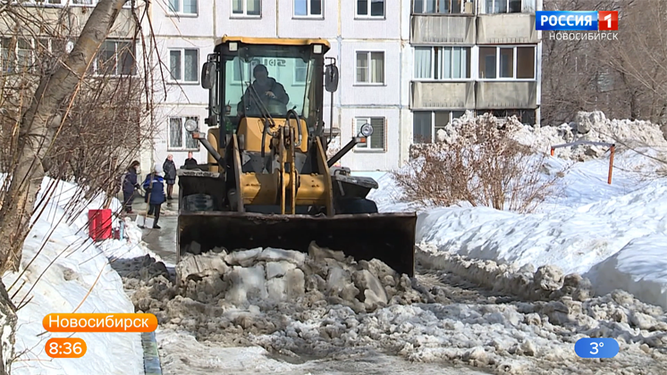 Новосибирские коммунальщики продолжают бороться с последствиями снежной зимы