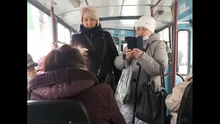 Пассажирку без маски новосибирцы хотели вывести из троллейбуса
