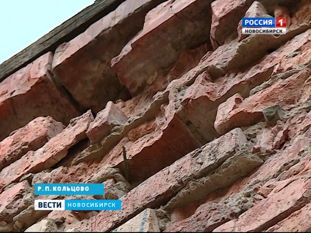 Аварийный балкон многоэтажки в Кольцово угрожает жизням людей