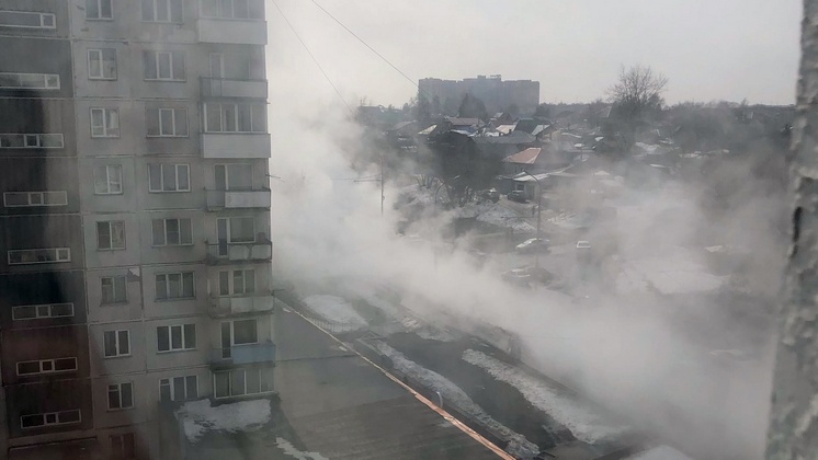 Кипяток из лопнувшей трубы затопил улицу Доватора в Новосибирске