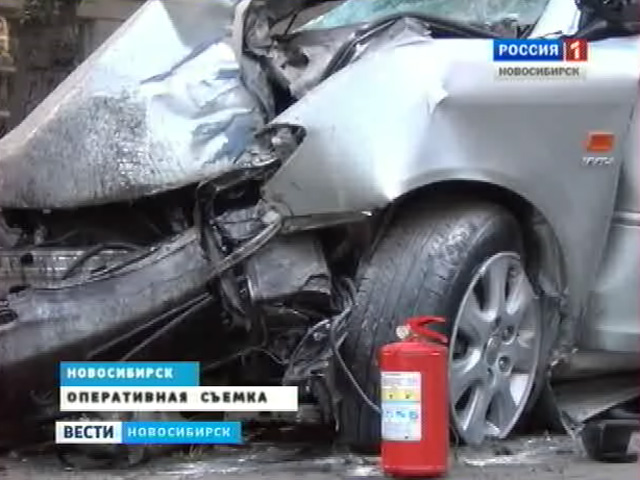 Водитель иномарки погиб в центре Новосибирска, врезавшись в световую опору