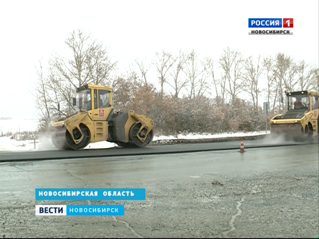 На трассе под Новосибирском асфальт уложили в лужи