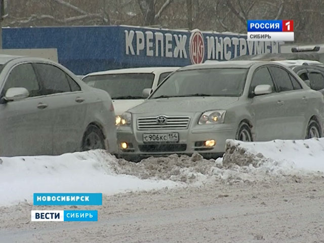 Из-за снегопада Новосибирск сковали многокилометровые пробки